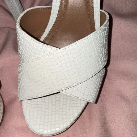 BCBGMaxAzria white Textured Women's Sandals - Picture 4 of 7